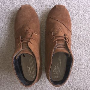 NWOT! TOMS Desert Wedge Suede Ankle Booties